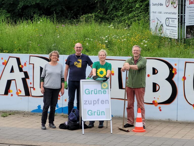 Ehrenamtliche Unkrautbeseitigung an der B51